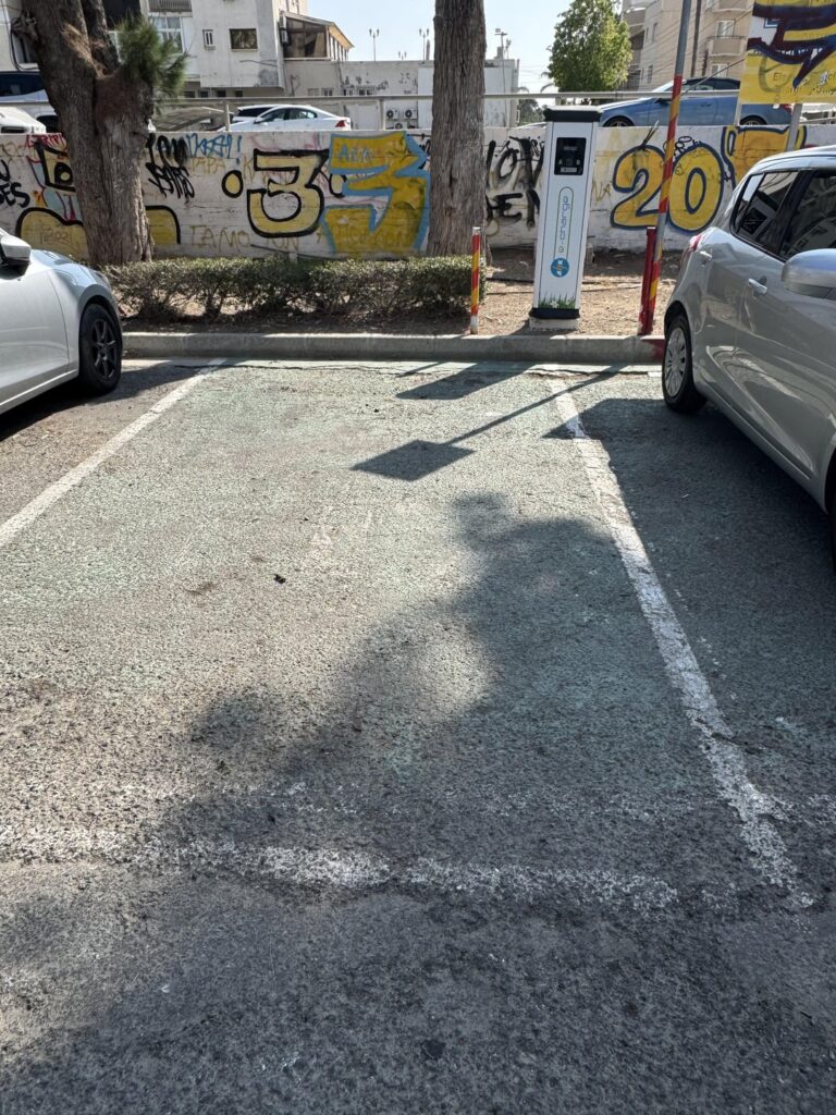 電気自動車の場所に駐車するのに罰金を科しました