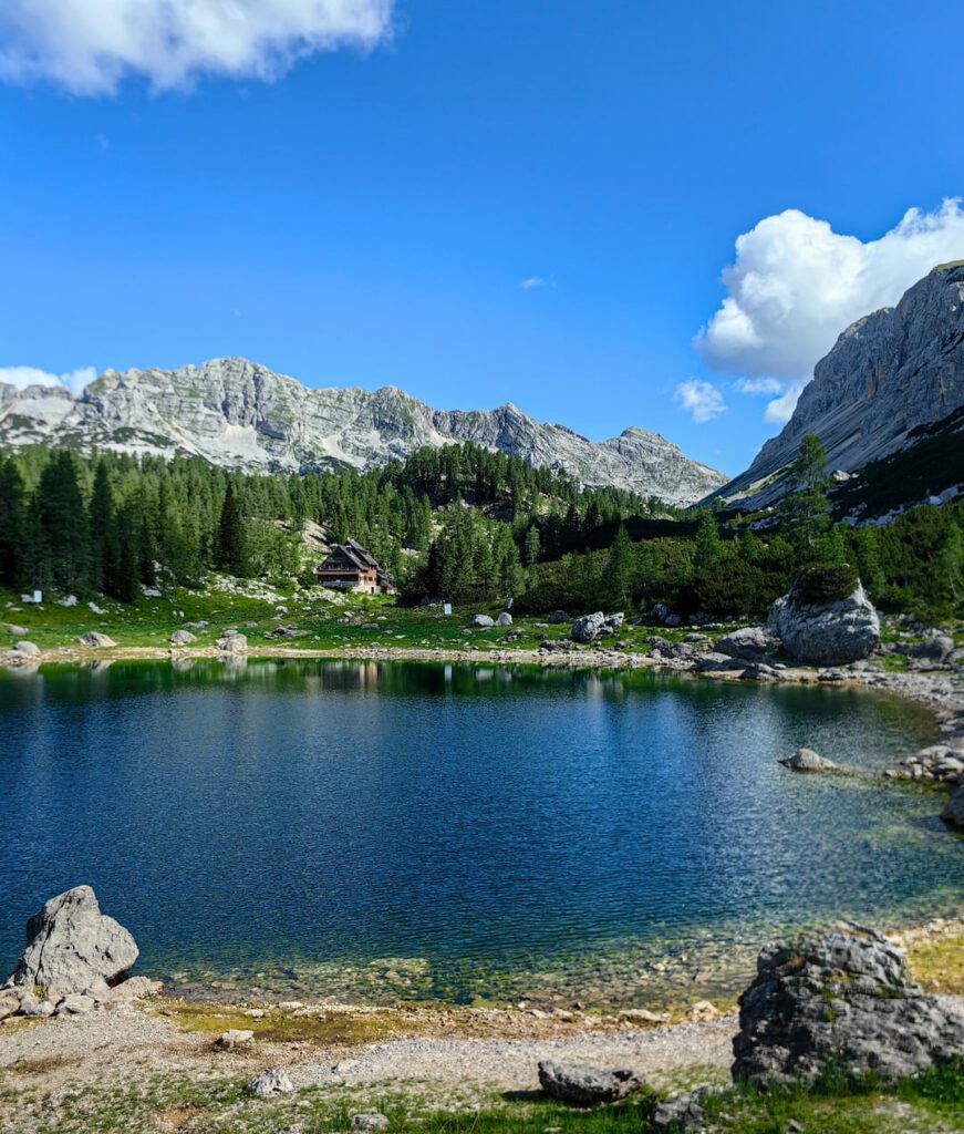 Triglav Lakesの小屋とMalaTičaricaからの景色