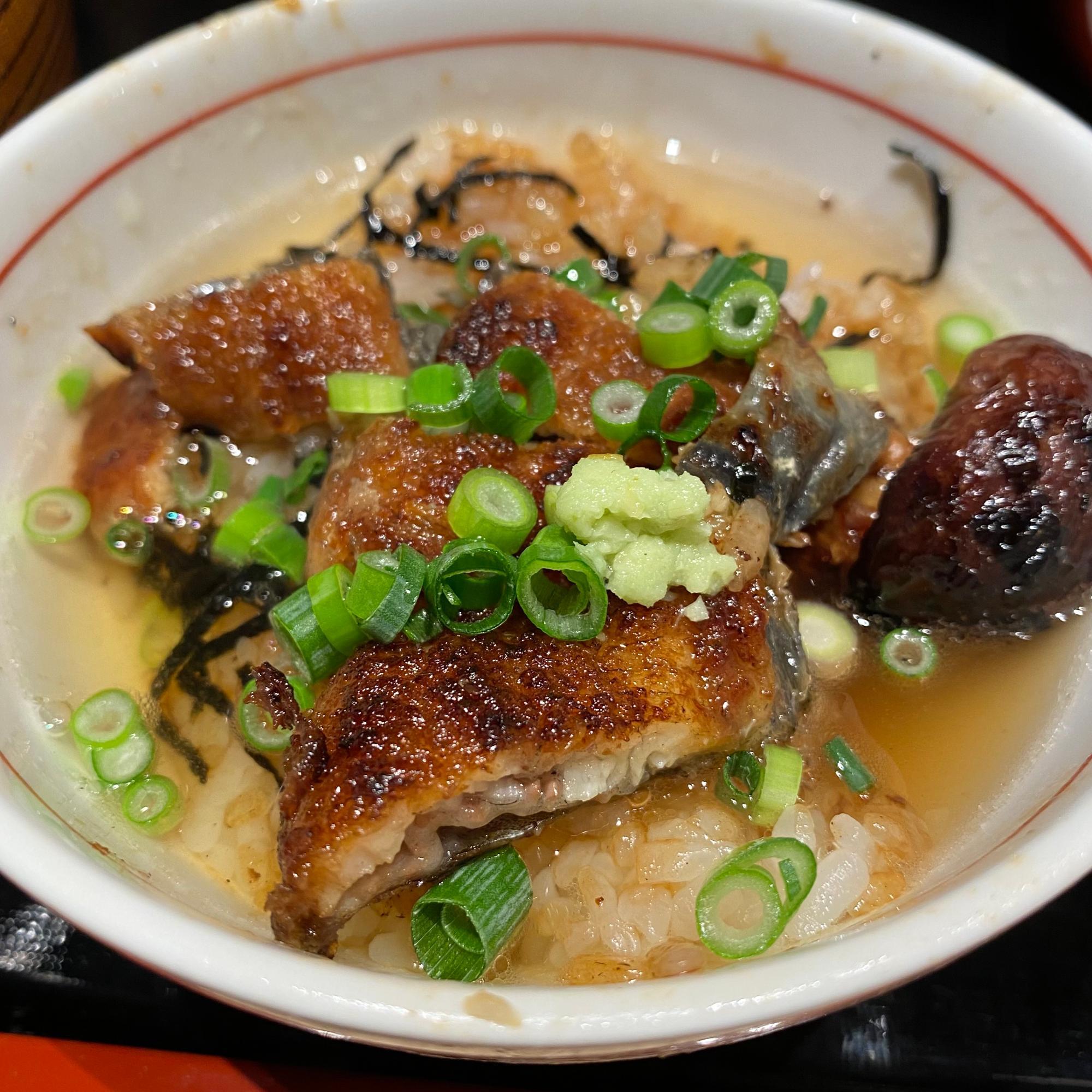 まずはそのまま、次に薬味をのせて、三杯目はお出汁と山葵で、四杯目は自分好みに。