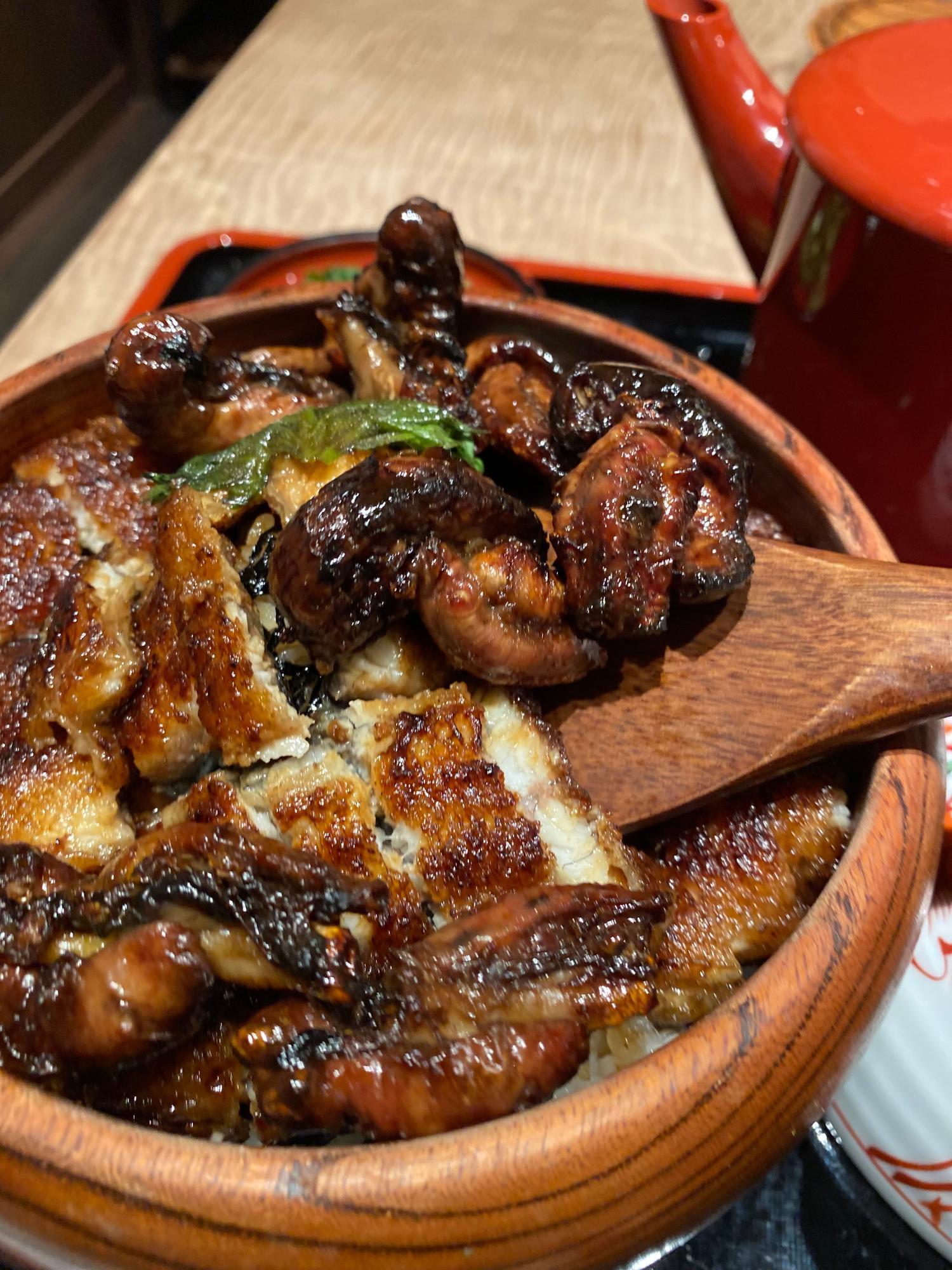 蒸さずに炭火でじっくり焼き上げる「地焼き」スタイルで、皮はパリッと香ばしく、身はふわっとジューシー。