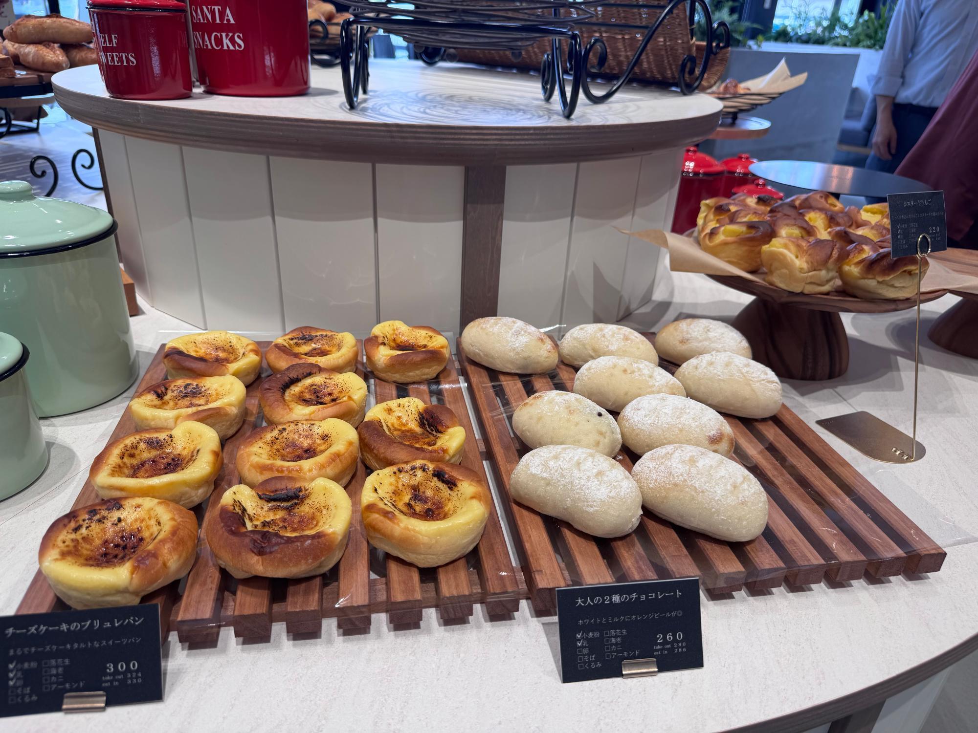 チーズケーキのブリュレパン(税別300円)、大人の二種のチョコレート(税別260円)