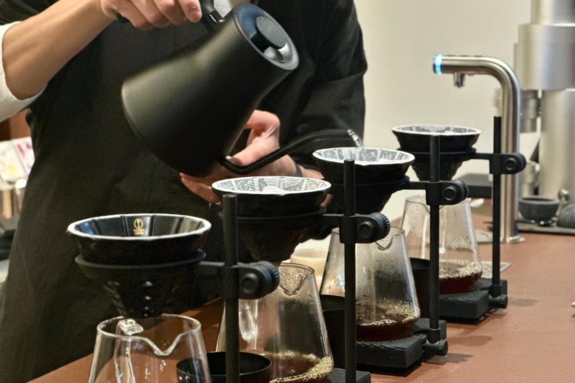 丁寧に抽出されるコーヒー