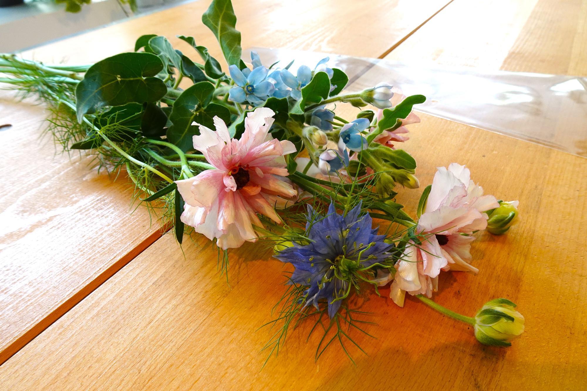 生花を数種類選んで、花束を作るワークショップです。（生花：税込2,200円、ドライフラワー：税込3,300円）　触ることで触覚も使ってワークショップをします。黙々とワークショップをする時間は日常を忘れてものづくりに打ち込めるすてきな時間。生花のワークショップをご厚意で体験させていただきました。