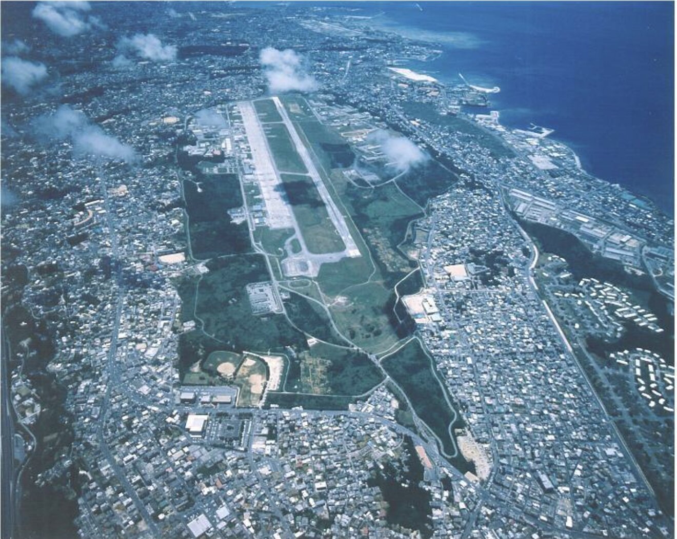 宜野湾市の中心を占める米海兵隊・普天間航空基地（沖縄県のウェブサイトより）