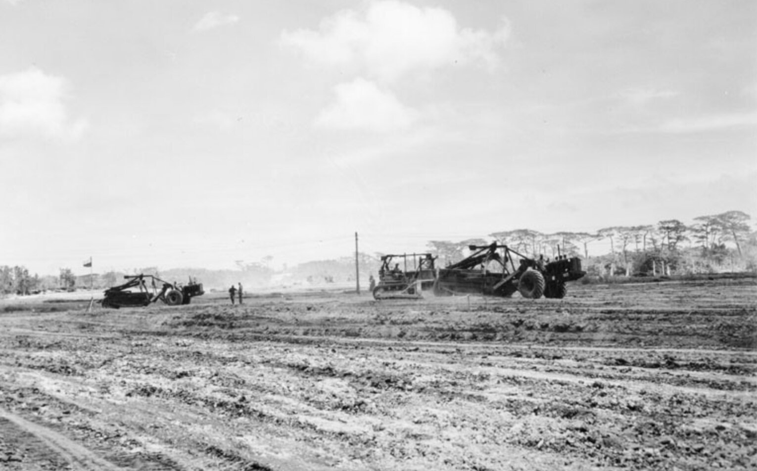 普天間基地を建設するアメリカ軍（1945年6月）ブルドーザーの背後に松並木が見える