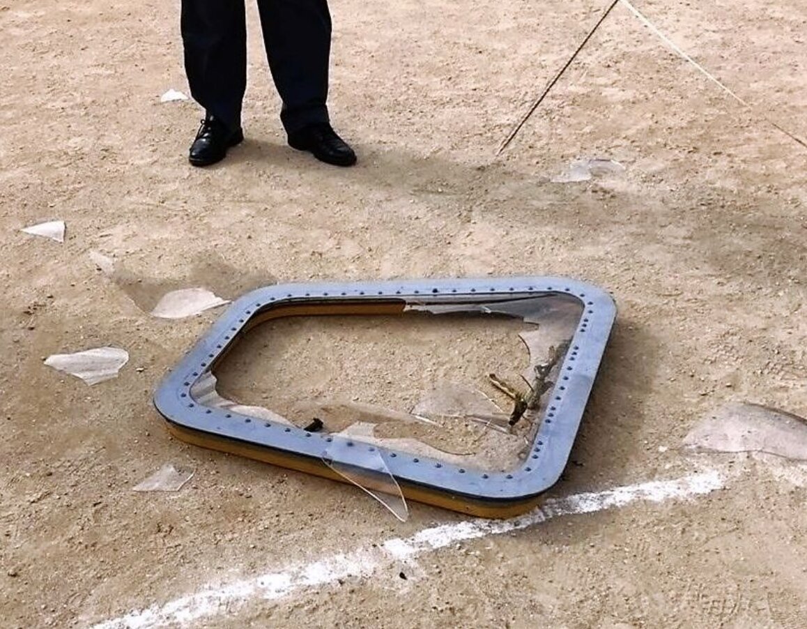 2017年12月13日　宜野湾市立普天間第二小学校校庭にヘリの窓が落下（写真・宜野湾市）