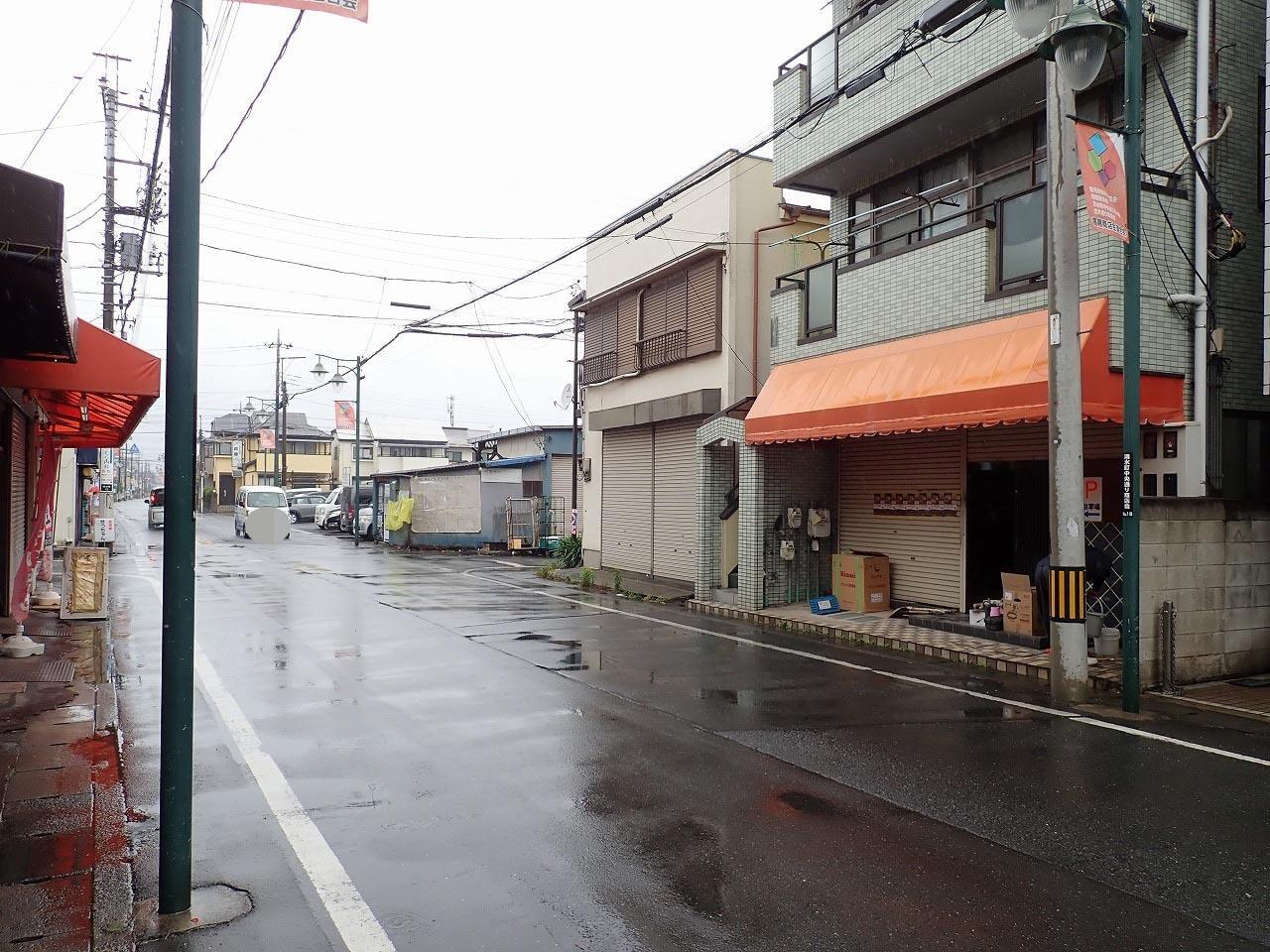 こちらはオープン前に撮影した写真で、オレンジのひさしが「麺処 福吉 極」です。「清水町中央通り商店会」の駐車場はお店の前の道の同じ側にあります（この写真では奥のほうに写っています）