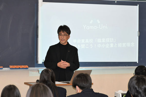 地元の高校で新卒採用活動を行う田中氏