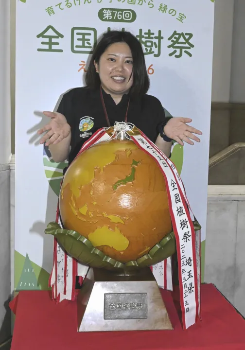 全国植樹祭のシンボル「木製地球儀」展示始まる 愛媛県庁 - 愛媛新聞