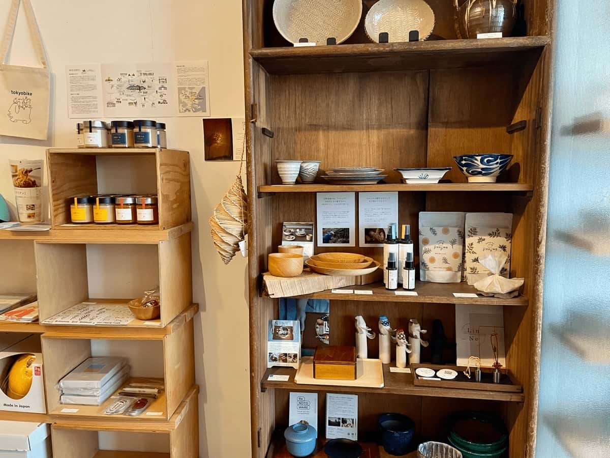 『トランクデザイン』が旅して出会った日本の工芸品を集めた「Te kara Te」のコーナーもありました