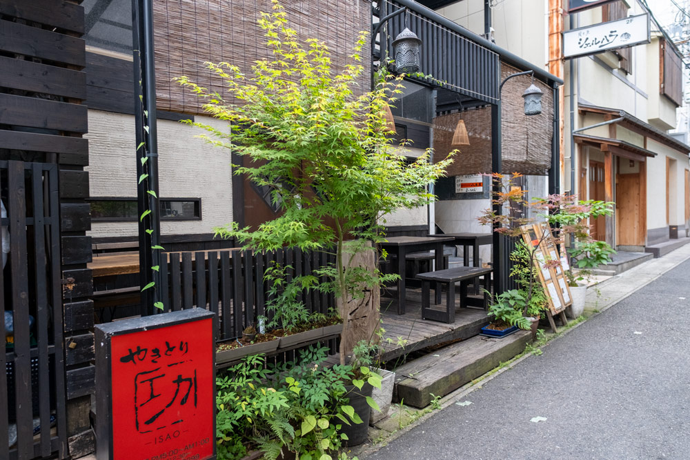 通りすがりに「ここでジャズライブが行われる」と思う方はきっといないはず