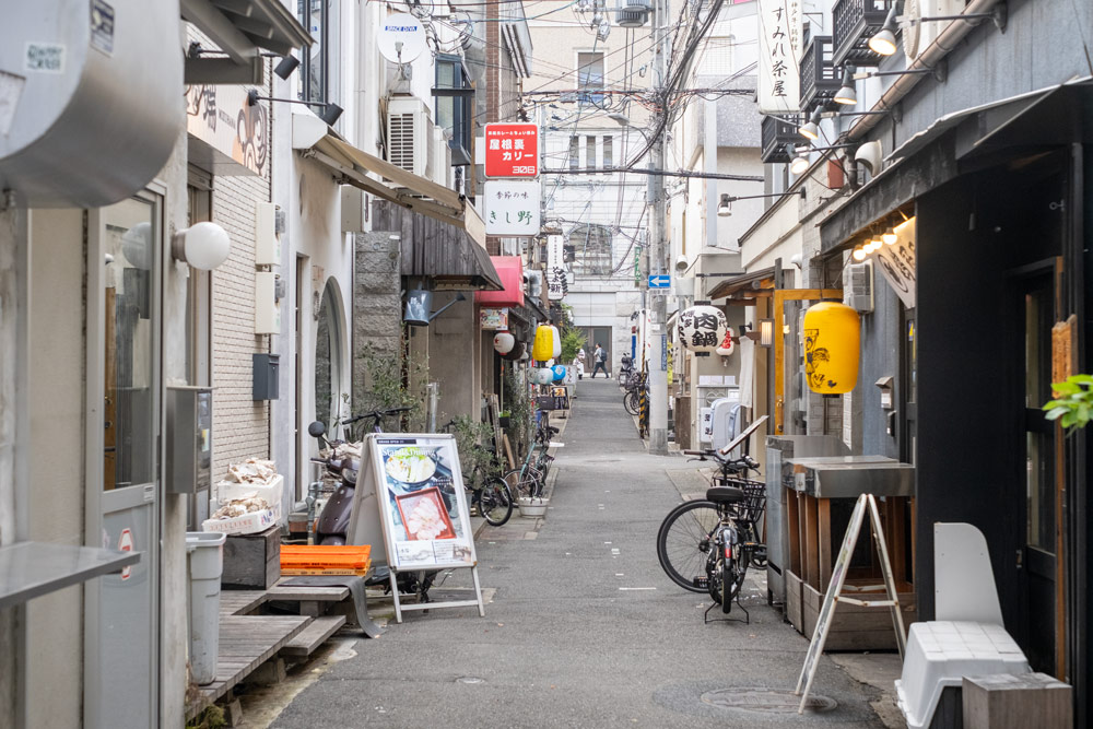 路地の突き当りには『神戸サウナ』が。神戸サウナの裏手の路地で覚えるのもわかりやすい