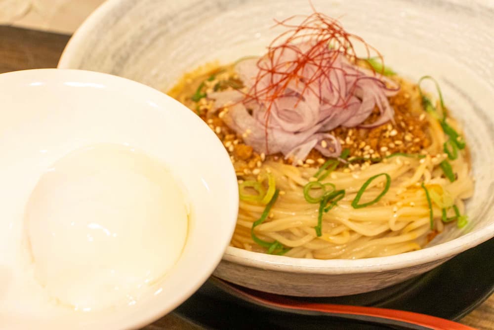 「温玉」100円（税込）を投入！