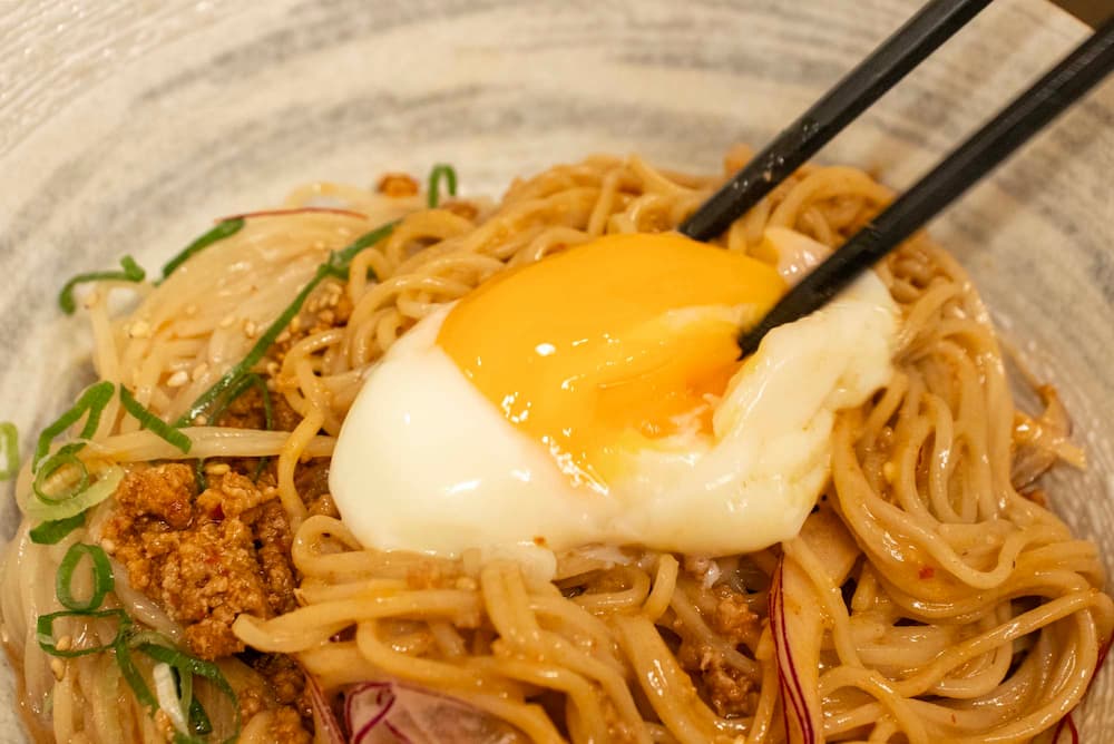 今年はひと味違う！麺屋『天孫降臨 三宮本店』の「冷やし坦々まぜ麺」で夏を乗り切る [画像]