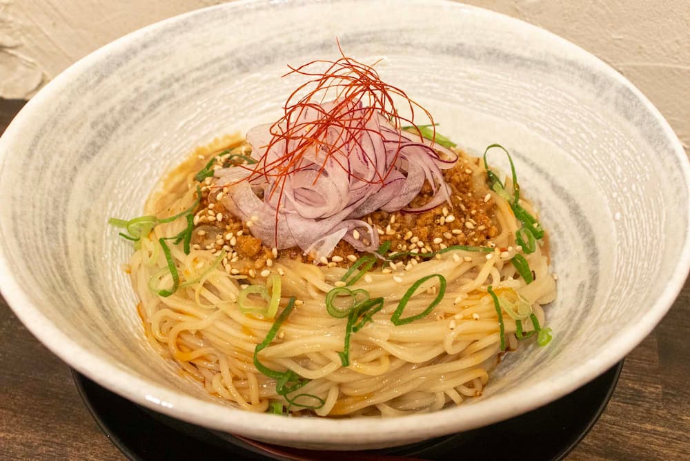 「冷やし坦々まぜ麺」930円（税込）※麺は大盛り（無料サービス）