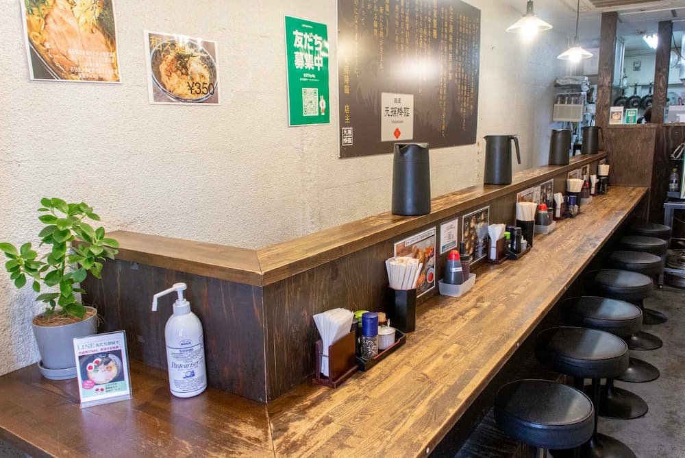 店内はカウンター8席。仕事や買い物の合間にふらっと立ち寄りやすい