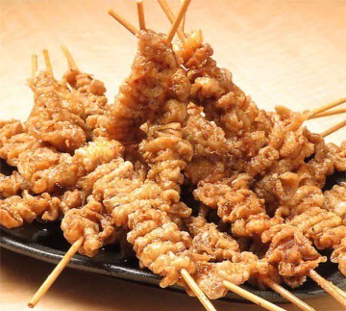 兵庫初出店！“皮串×今治焼鳥×レモンサワー88円”の大衆酒場『とりいちず 姫路店』 [画像]