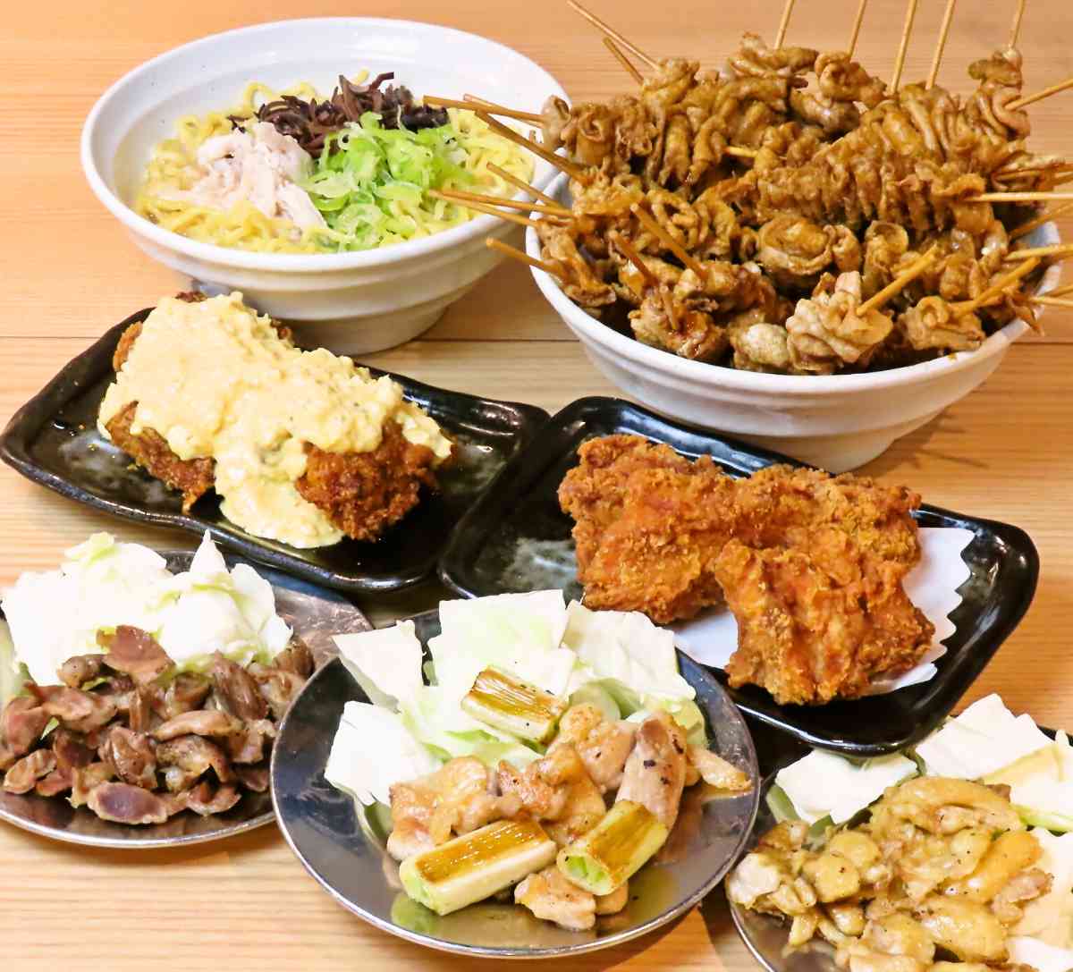 兵庫初出店！“皮串×今治焼鳥×レモンサワー88円”の大衆酒場『とりいちず 姫路店』 [画像]