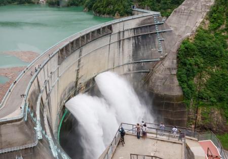 黒部ダム高さ１８６ｍの観光放水 迫力の光景に歓声、富山 | | 全国のニュース