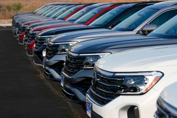 フォルクスワーゲンをはじめとしたドイツの自動車メーカーは中国市場重視の姿勢を戦明認している（写真：AP/アフロ）