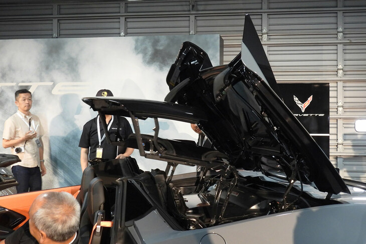 シボレー・コルベットZ06コンバーチブル＜米国仕様＞（ルーフ開閉の様子）