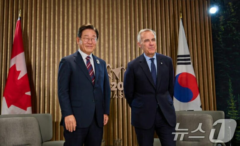 イ・ジェミョン大統領（左）とカナダのカーニー首相＝大統領室(c)news1