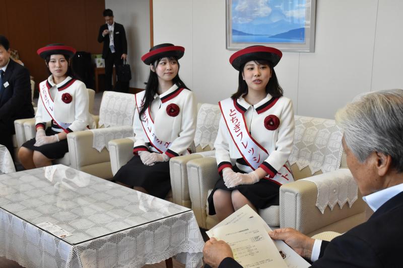 24代目「とちぎフレッシュメイト」３人が知事表敬 栃木県産農産物の魅力発信へ、抱負語る｜下野新聞デジタル - 下野新聞社