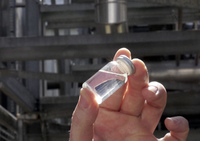 EUでは2021年7月に、乗用車や小型商用車の新車によるCO2排出量を2035年までにゼロにする規制案を発表。2022年10月には欧州委員会・欧州議会・EU理事会が合意に至り、加盟国元首級で構成される欧州理事会の承認決議を待つのみとなっていたが、2023年3月に成立した法案では、合成燃料の使用を条件に、内燃機関車の販売が認められることとなった。