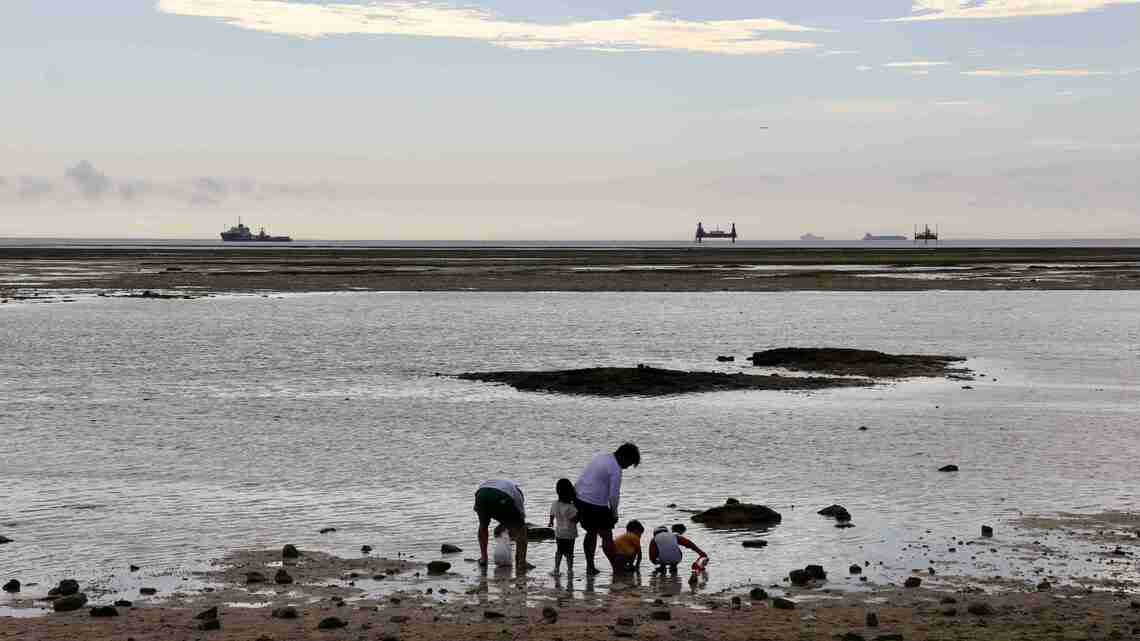 沖縄県浦添市に広がる海、イノー