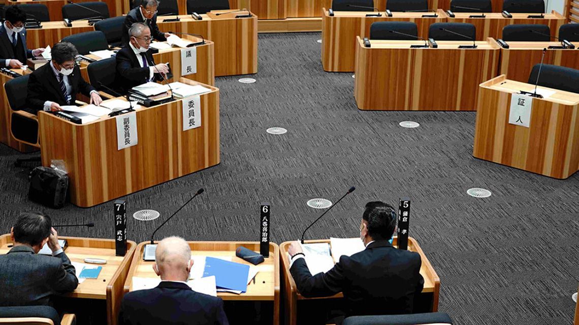 議会での百条委員会の様子