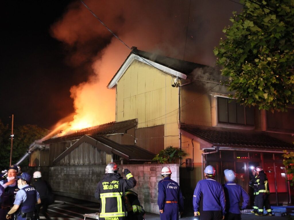 富山・辰巳町で住宅火災、約２時間４０分後に鎮火 - 北日本新聞webunプラス