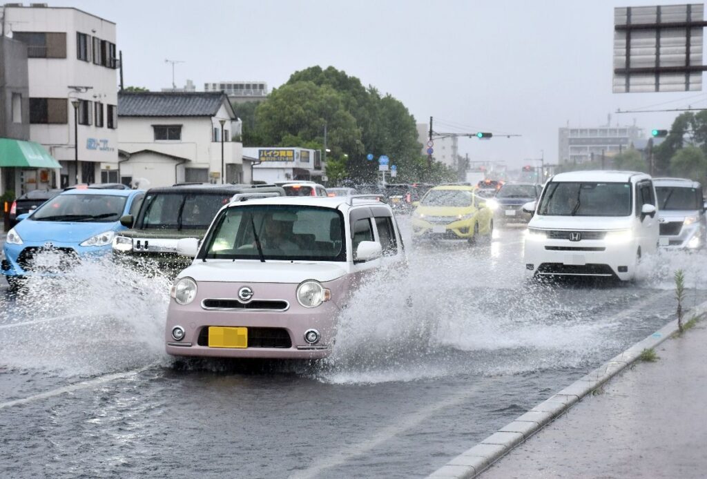 佐賀県内、通勤時に大雨 道路冠水相次ぐ 6月11日明け方にかけて局地的に雷を伴った激しい雨の恐れ | 行政・社会 | 佐賀県のニュース - 佐賀新聞