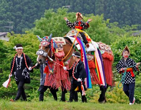 岩手で伝統のチャグチャグ馬コ 装束に７００個の鈴、田園に響く | | 全国のニュース