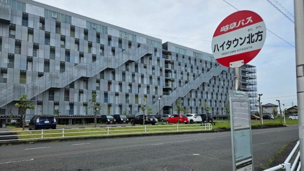 岐阜にある「巨大な県営団地」４棟の"圧巻の美" 《４人の女性建築家が設計》 それぞれの棟で、がらりと異なる魅力に迫る - 東洋経済オンライン