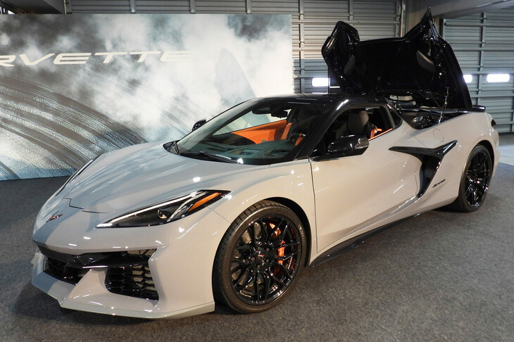 シボレー・コルベットZ06コンバーチブル＜米国仕様＞（ルーフ開閉の様子）