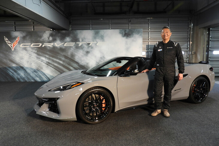 「シボレー・コルベットZ06コンバーチブル」とゼネラルモーターズ・ジャパンの若松 格社長。