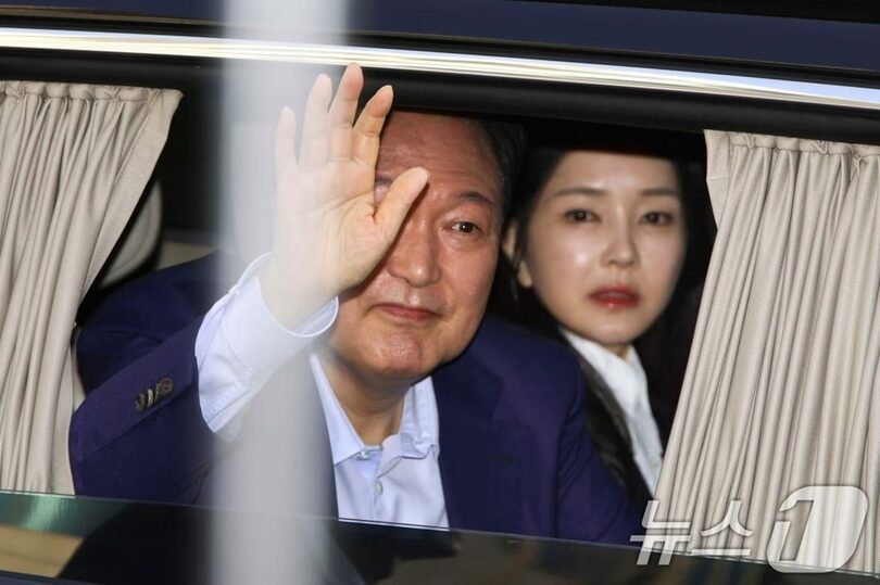 2025年4月11日、大統領公邸を出て支持者に手を振るユン・ソンニョル（尹錫悦）前大統領と妻キム・ゴニ（金建希）氏(c)news1