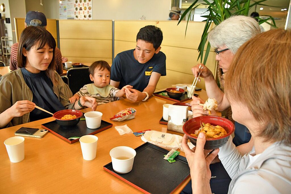 佐井うに祭り 青森参上／大行列、すぐ完売｜青森ニュース｜Web東奥 - 東奥日報社