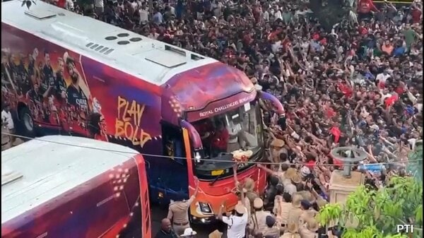 地元クリケットチームの初優勝を祝うためファンがスタジアムに殺到、折り重なるように倒れ少なくとも11人が死亡 インド・ベンガルール｜FNNプライムオンライン - FNNプライムオンライン