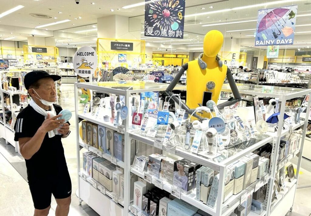 暑さ続く徳島県内 猛暑日を記録して以降、熱中症対策グッズなどの売れ行きが好調｜徳島の話題｜徳島ニュース｜徳島新聞デジタル - 徳島新聞デジタル
