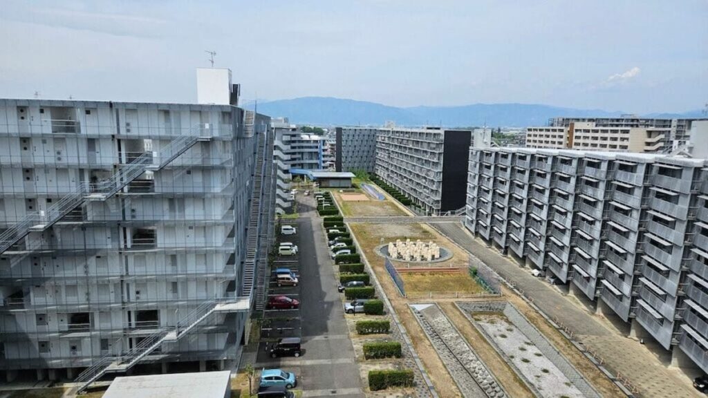 岐阜にある「巨大な県営団地」個性豊かな"部屋の内部" 《自由に間取りを作れる部屋》や、《共用廊下とつながる個室》も - 東洋経済オンライン