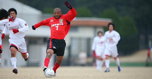 「妻との死別」を乗り越えて…なぜ名ブラジル人FWは33年も日本に住み続けるのか「それが私の生き甲斐だ」現横浜FCコーチのアマラオが激白 - Jリーグ - Number Web