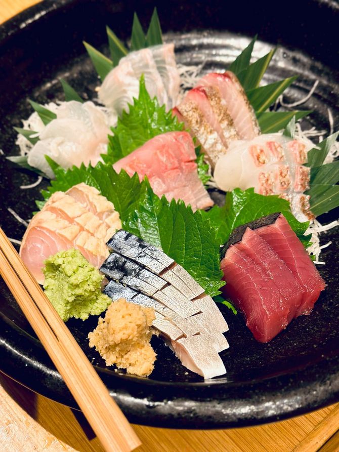 1200メートルの深さを誇る富山湾の水温は何層かに分かれており、それによって日本でも有数の海産物の宝庫が生まれたという。海の幸を食すことは、富山滞在中の必須課題だ。