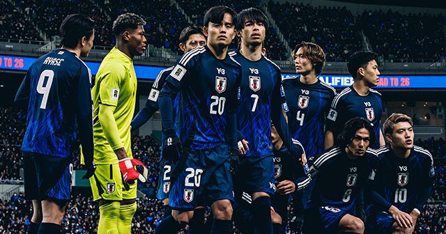 「日本サッカー特集号…とても売れたよ」フランス名門誌編集長がホンネで喜ぶ「クボはマンガで同僚と」「我々とドイツ、スペインに勝っただろ？」 - サッカー日本代表 - Number Web