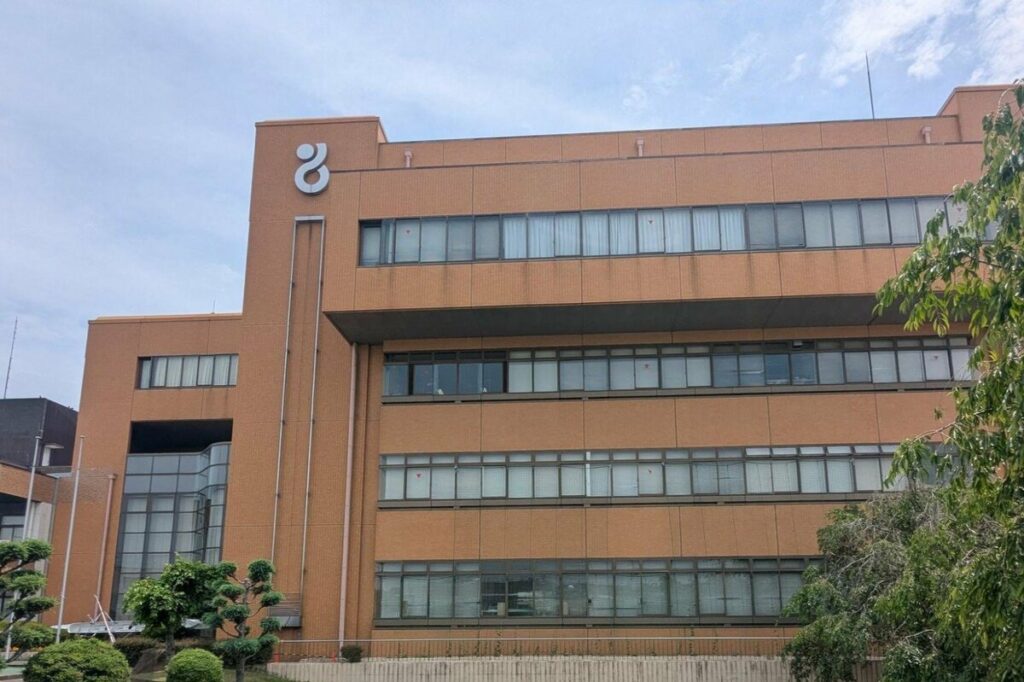 愛知県で目撃した「川の上に建つ町役場」が話題　不思議な光景に「どうしてこんな所へ」 | LIMO | くらしとお金の経済メディア