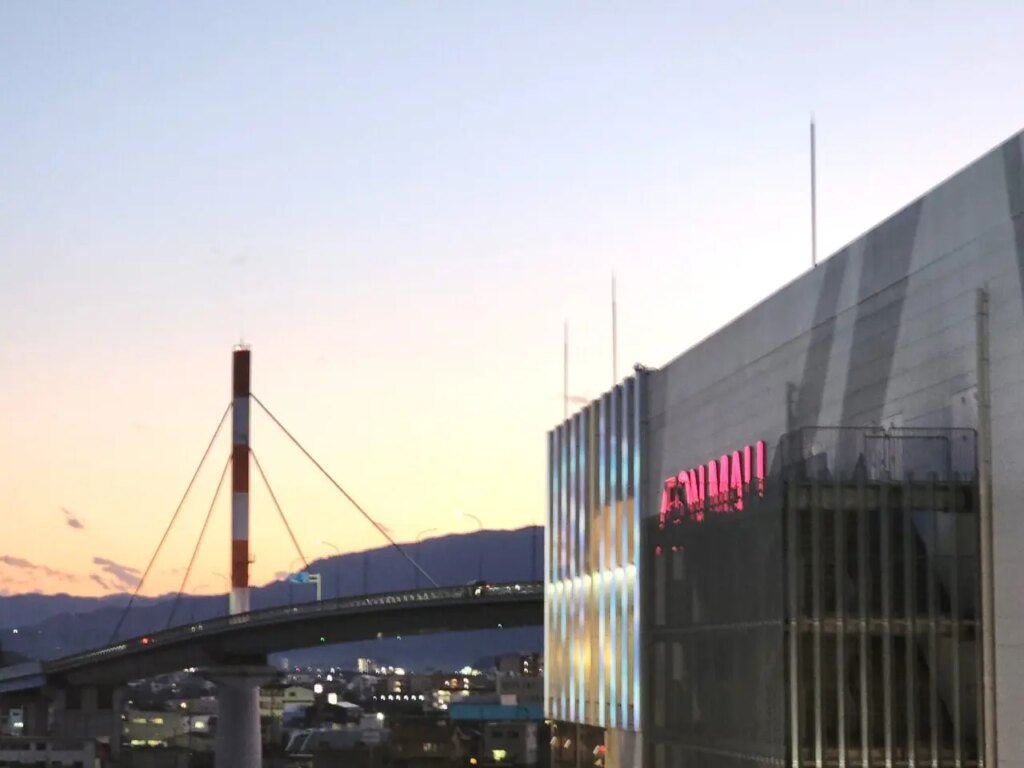 「イオンモール徳島」外観と徳島市内の景色