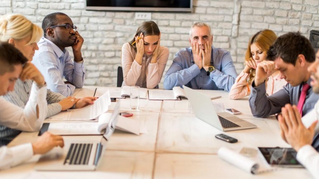 企業は、同僚が稼ぐものを労働者に伝えることを余儀なくされる可能性があります