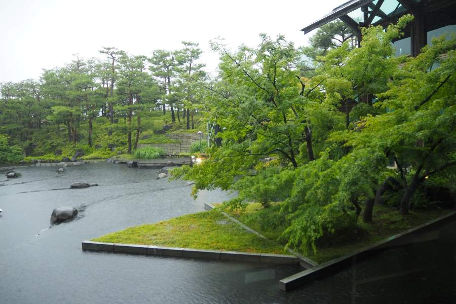 た、この店内からの奥行きのある風景は、天気や席によっていろんな見え方になるのが魅力。「ボタニカルレストラン ボタニカジヤ」の前に広がる美しい池泉回遊式庭園「朱雀の庭」（入園は有料）