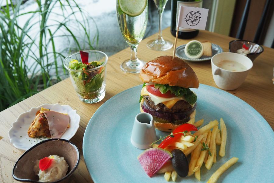 「ボタニカルレストラン ボタニカジヤ」ランチ・スペシャルセット「梶屋牛チーズバーガー」（2300円）京都の老舗ベーカリー「進々堂」のバンズに、万願寺とうがらしなどの京野菜と「梶屋牛」100％パテをサンド