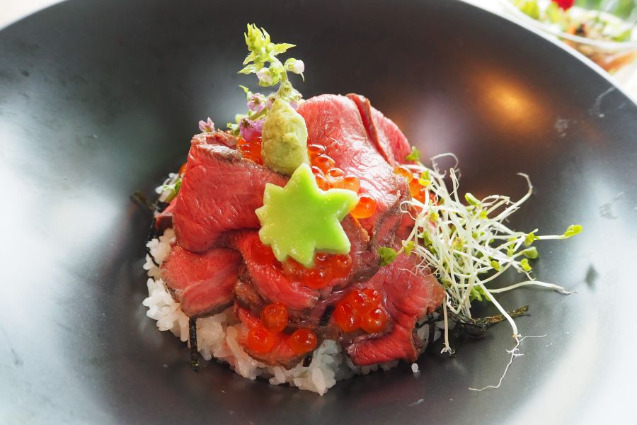 「ボタニカルレストラン ボタニカジヤ」ランチ・スペシャルセット「梶屋牛ひつまぶし」（2300円）京都・祇園「八代目儀兵衛」の厳選米＆ローストビーフ。湯葉あんをかけて和風に味変できる